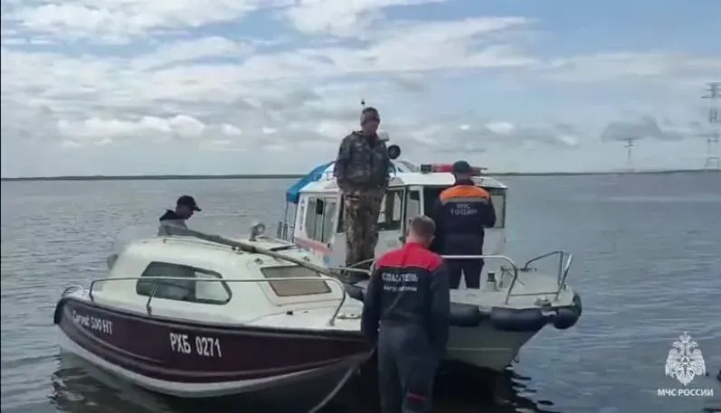 Троих мужчин, перевернувшихся на моторной лодке, ищут спасатели в Хабаровском крае