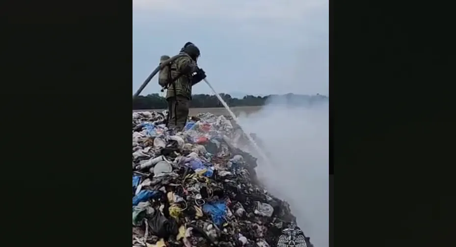 Пожар на мусорном полигоне в Биробиджане уже охватил 1000 кв. метров