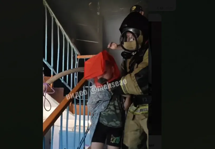 Жилая многоэтажка загорелась в Биробиджане: идет эвакуация