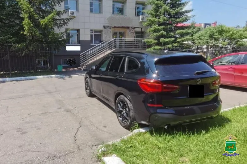 Виновник ДТП скрылся после наезда на БМВ в Биробиджане