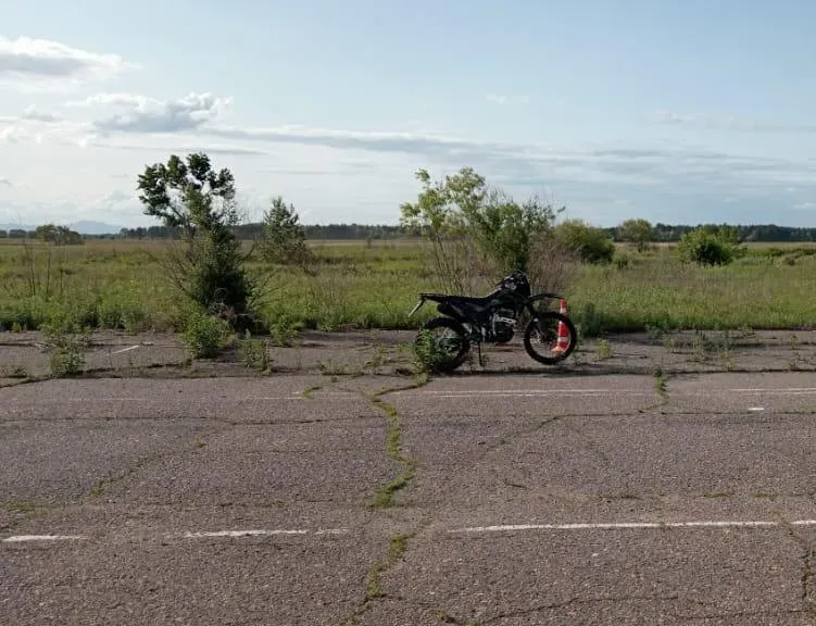 Подросток на мотоцикле влетел в собаку и перевернулся в ЕАО