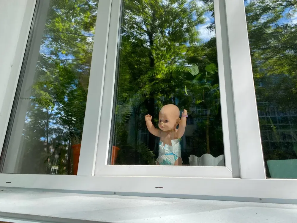 Ребенок выпал из окна на 5 этаже в ЕАО: подробности ЧП