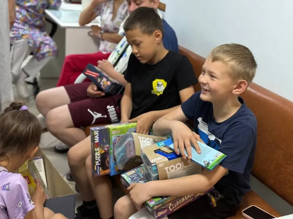 Юных пациентов детской областной больницы поздравили с Днем защиты детей