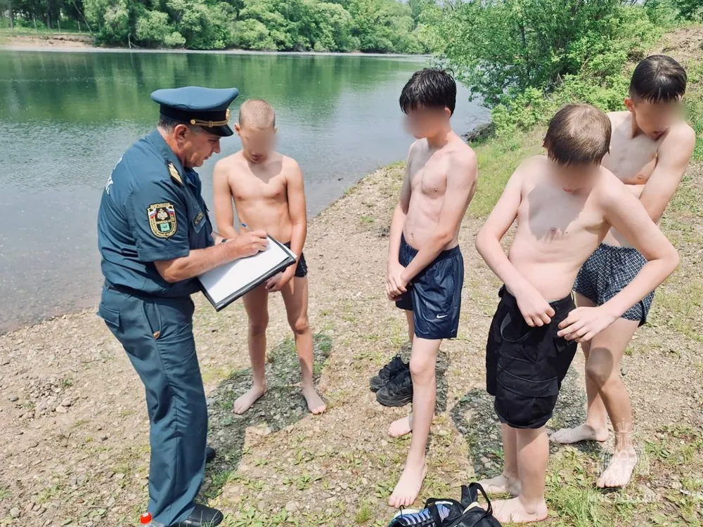 Опасные игры: Подростки купались на карьере без присмотра взрослых