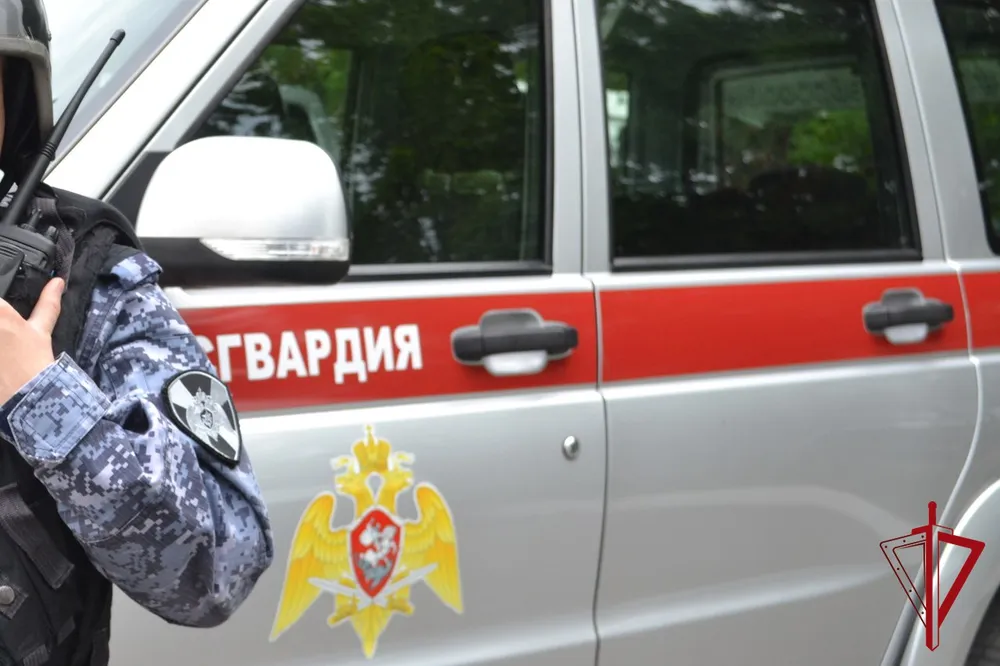 Разбил дверь и угрожал персоналу пьяный биробиджанец