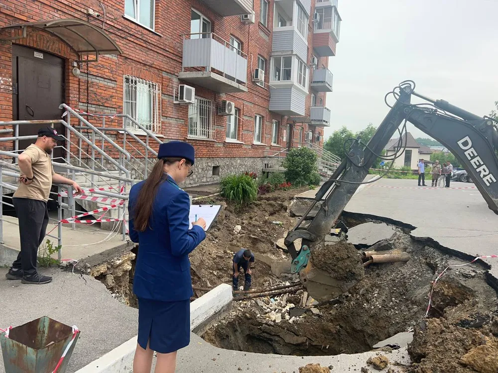 В Хабаровске прокуратура проводит проверку после обрушения асфальта во дворе