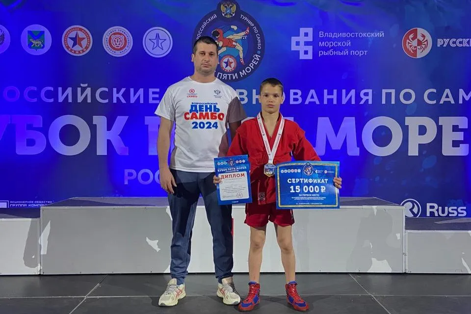 Завоевал золото на турнире по самбо и получил право выступить в Москве спортсмен из ЕАО