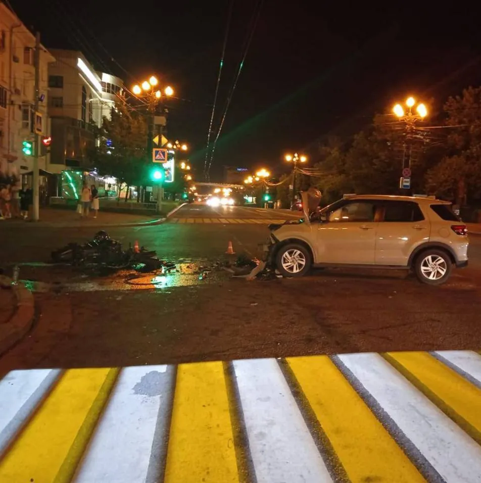 ДТП в Хабаровске: мотоциклист без прав врезался в джип на перекрестке