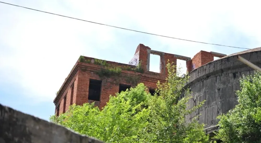 Упала с высоты 4 этажа 12-летняя девочка в Хабаровске