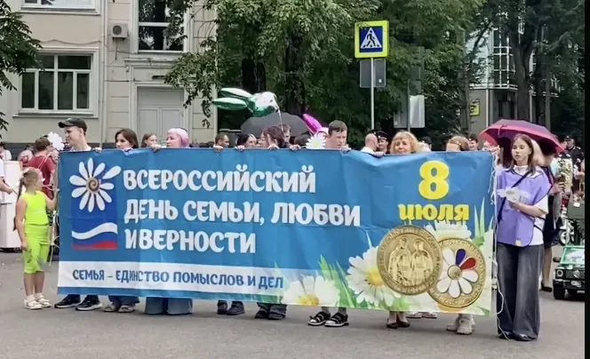Парад колясок прошел под дождем в Биробиджане