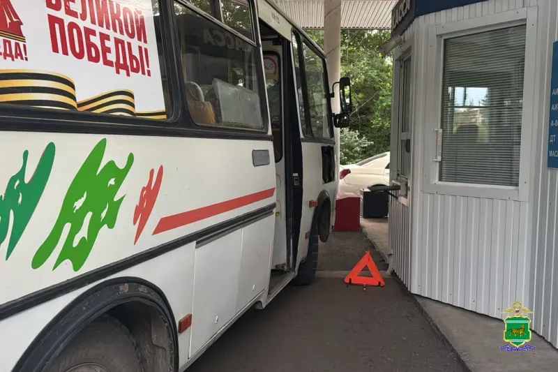 Водитель пассажирского автобуса наехал на пешехода на заправке в Биробиджане