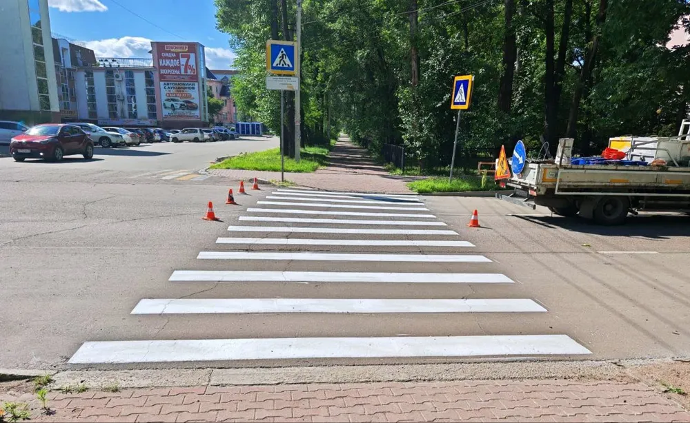 Обновляют разметку пешеходных переходов в Биробиджане