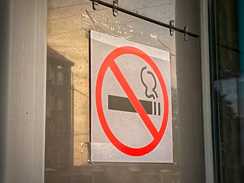 Закон против табачного дыма: штрафы за курение на балконах и в квартирах
