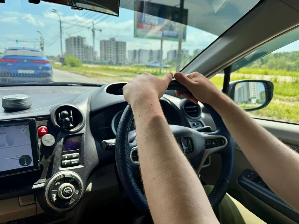 Получил травмы от камня, вылетевшего из-под колеса автомобиля, пешеход в Биробиджане