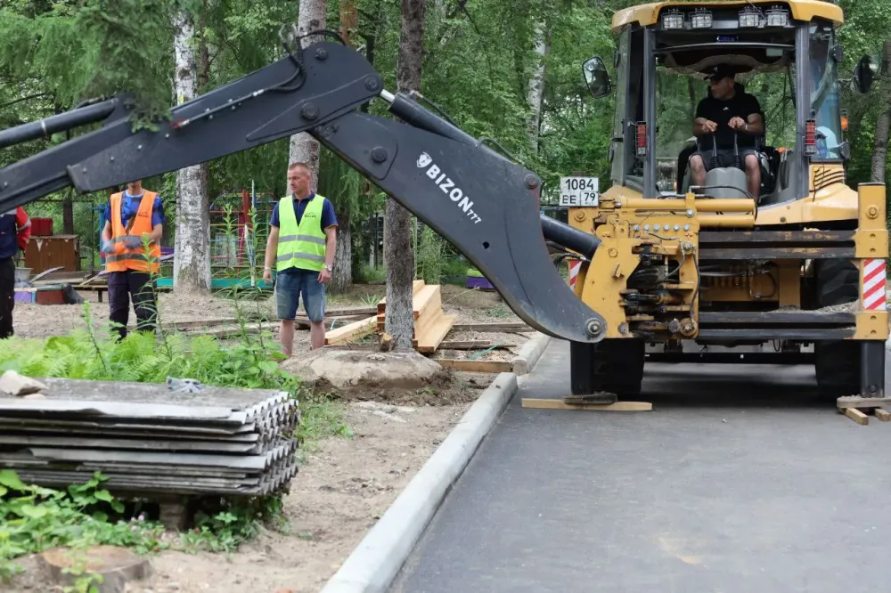 Заканчивают ремонт территории детского сада №43 в Биробиджане