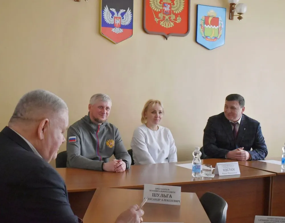 Глава Облученского района ЕАО Евгений Рекеда награжден за восстановление Донбасса от главы Амвросиевского округа