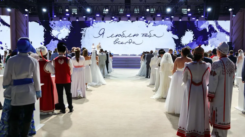 Влюбленные из ЕАО отметили День семьи на главном свадебном фестивале России