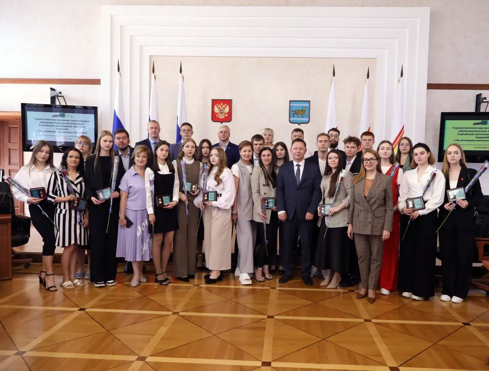 В Биробиджане вручены медали «За активную жизненную позицию» выпускникам и студентам