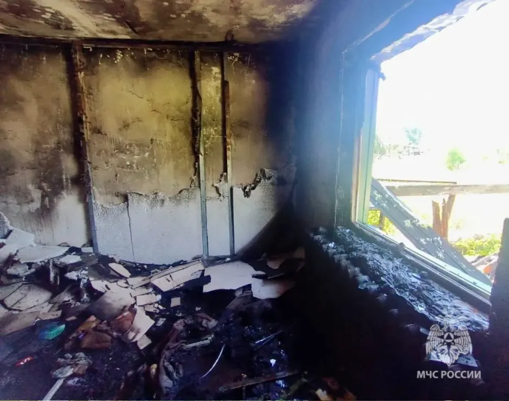 Пожар в пригороде Биробиджана: семья осталась без крова из-за игры ребенка