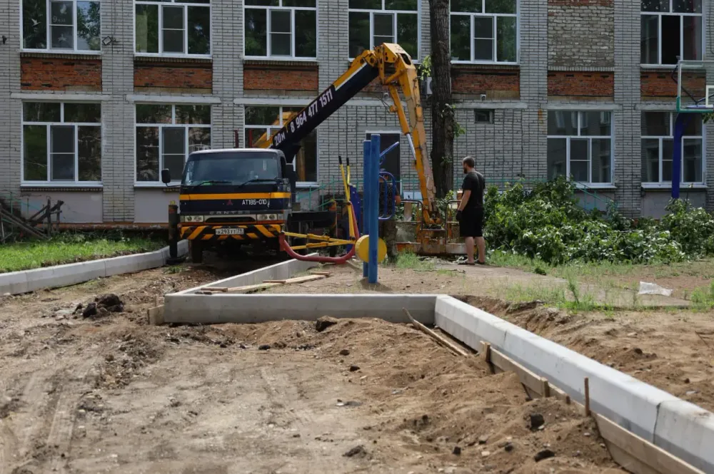 В Биробиджане обновляют пришкольные территории