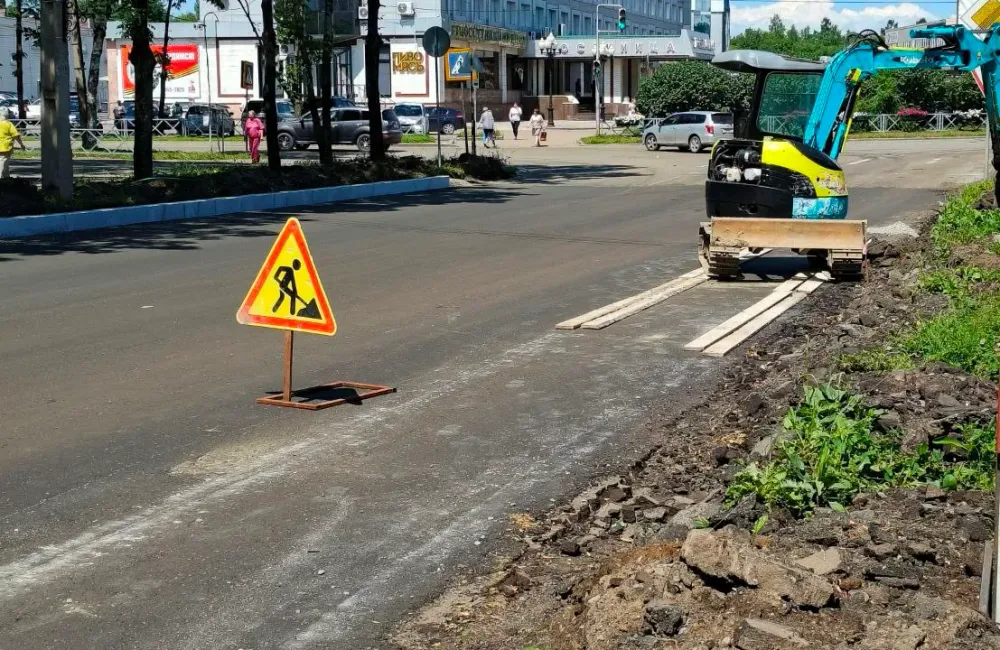 Выравнивающий слой асфальта укладывают на ул. Советской в Биробиджане