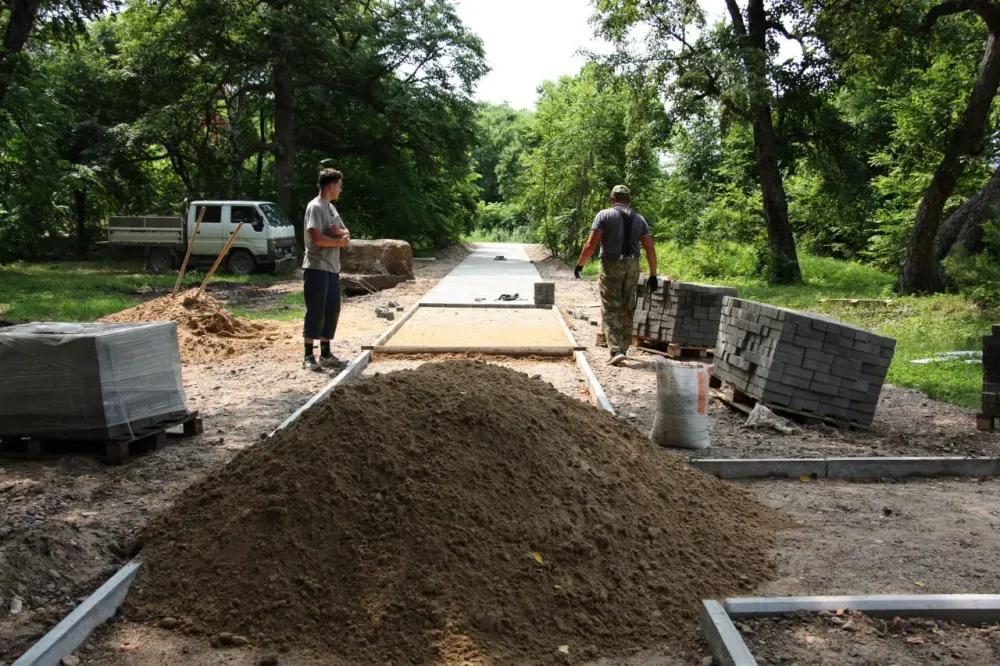Благоустройство парка в с. Екатерино-Никольское продолжается в ЕАО