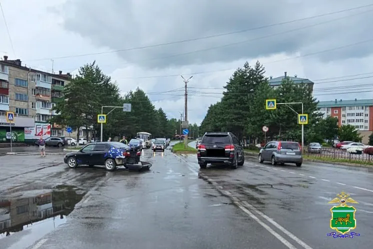 Не уступил дорогу и спровоцировал ДТП на перекрестке водитель иномарки в Биробиджане