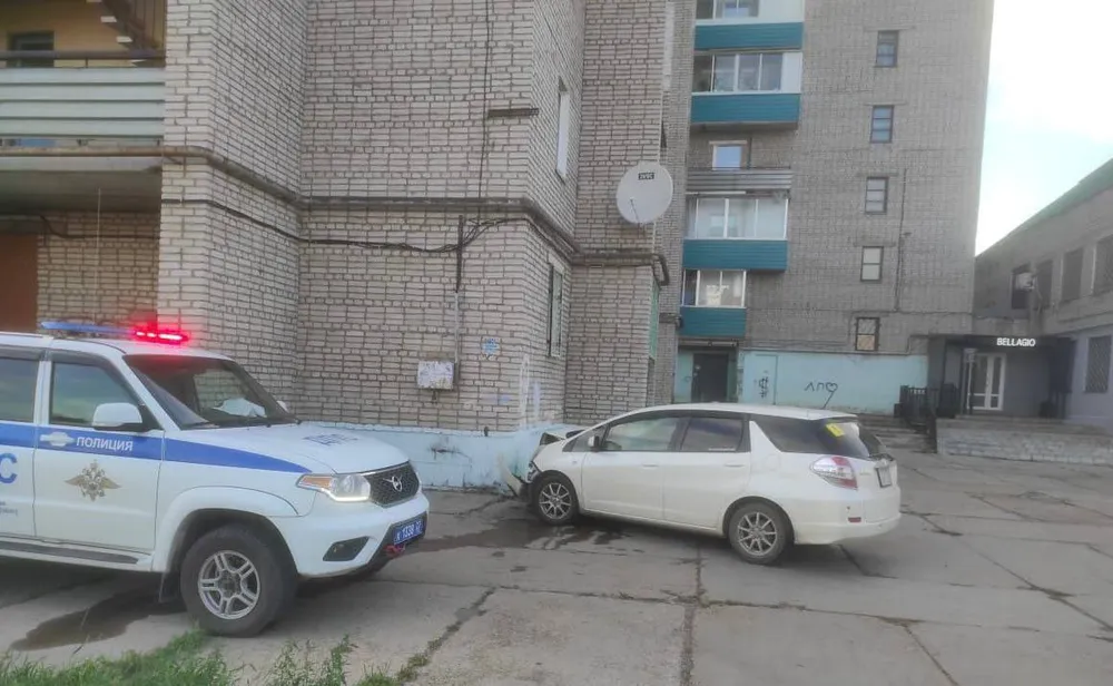 Две разбитые машины и смерть: стало плохо за рулем мужчине в Хабаровском крае