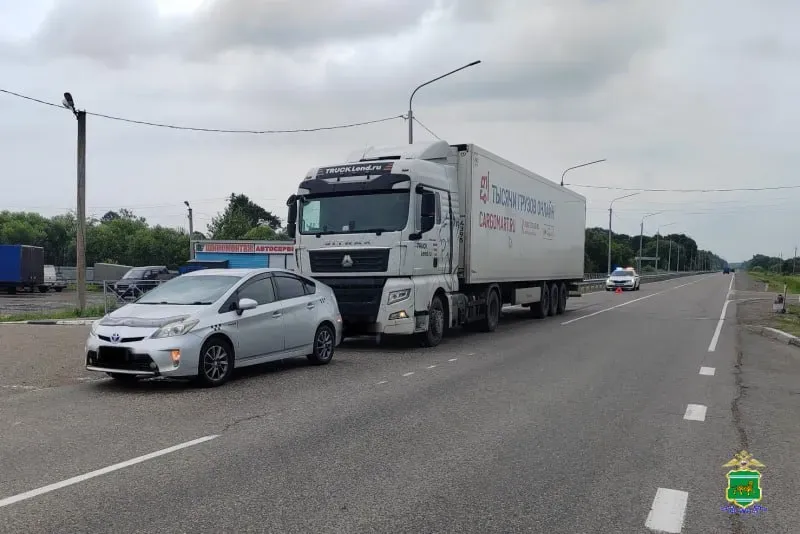 Взял на таран впереди идущую легковушку водитель фуры в ЕАО