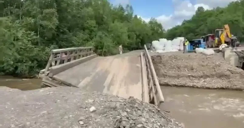 После двухдневного ремонта рухнул мост в Хабаровском крае