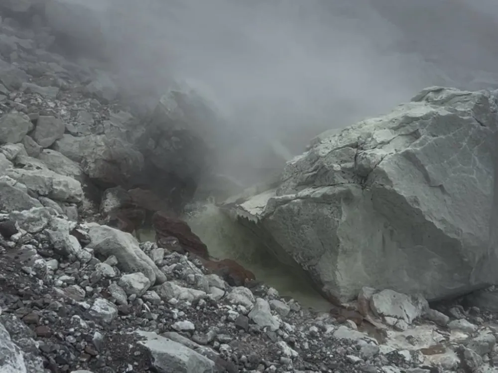 На острове Итуруп пропали 10 туристов: что известно о них, рассказал биробиджанец, участвующий в восхождении на вулкан