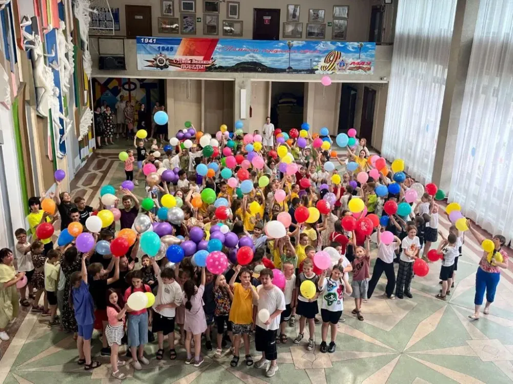 Ремонт мебели и уход за клумбами - летний отдых детей Биробиджана