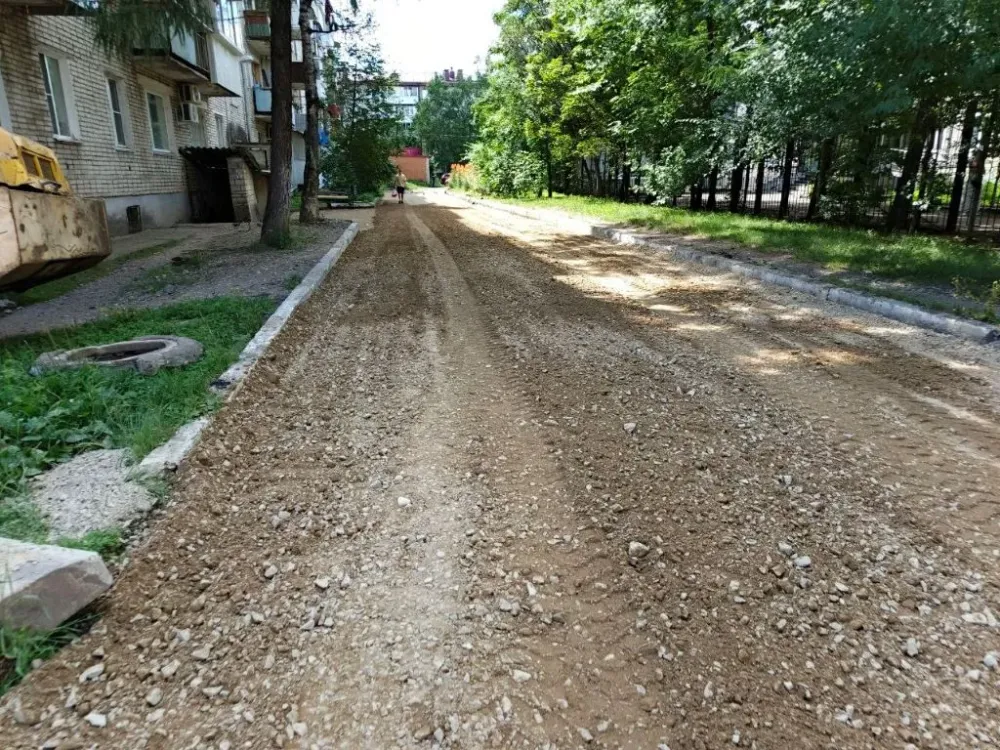 Новый асфальт укладывают во дворах Биробиджана