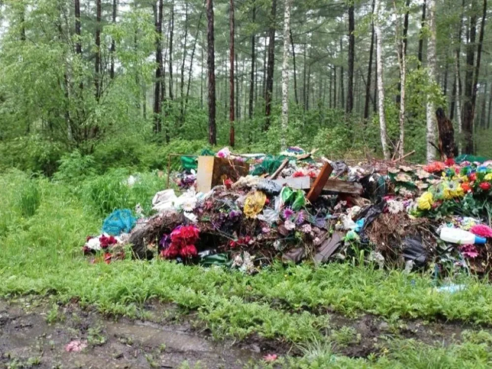Мусор и антисанитария выявлены на кладбище в селе Бирофельд в ЕАО