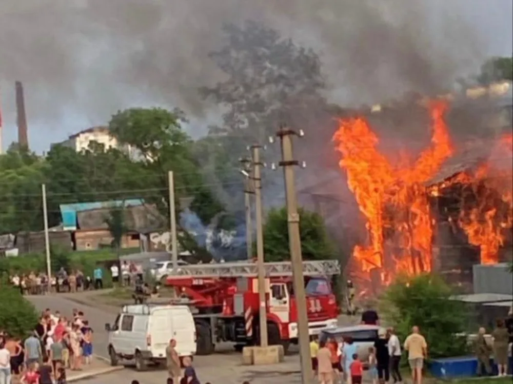 Пожар в Биробиджане: дети подожгли квартиру в аварийном доме