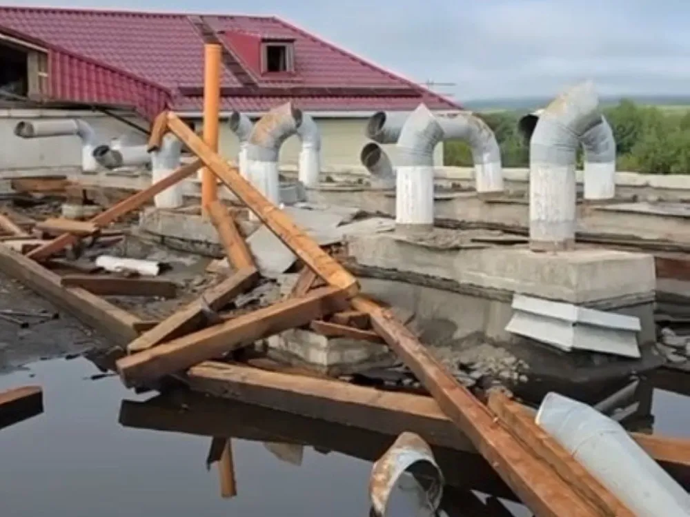 Повреждена крыша и подтоплен этаж: последствия непогоды в Биробиджане