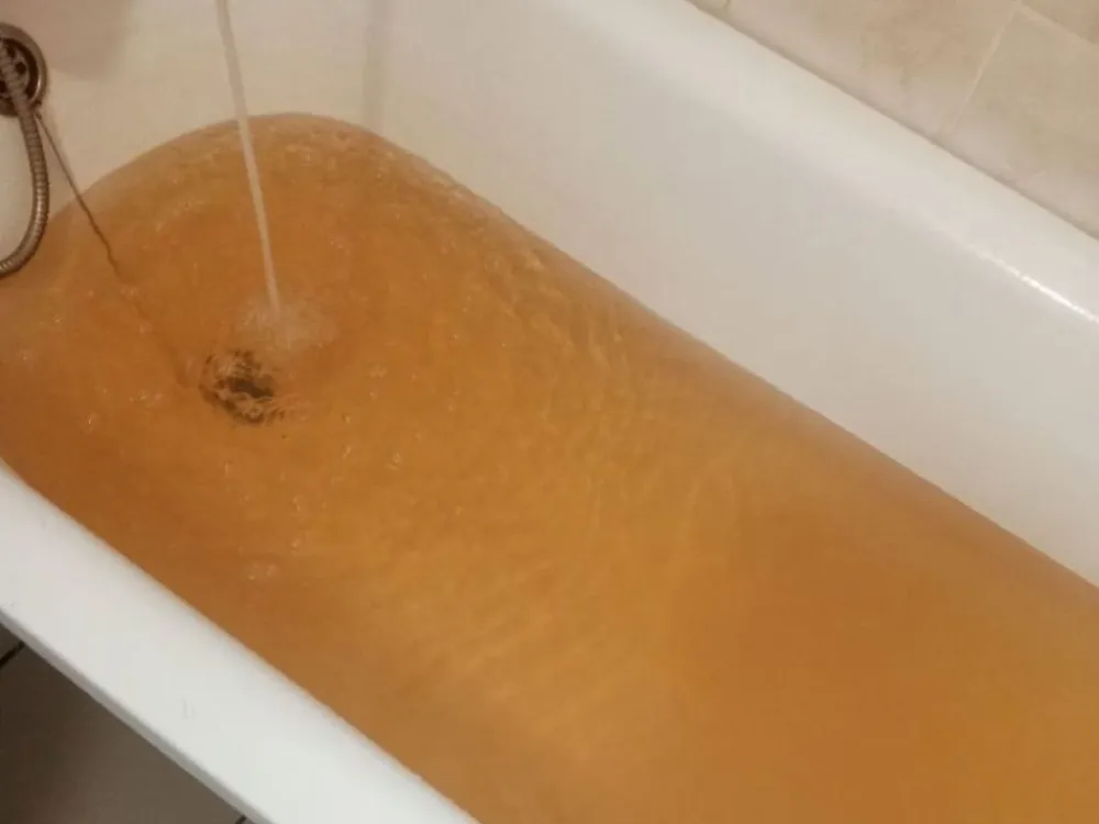 Ржавая вода течет из крана в домах на улице Стяжкина в Биробиджане