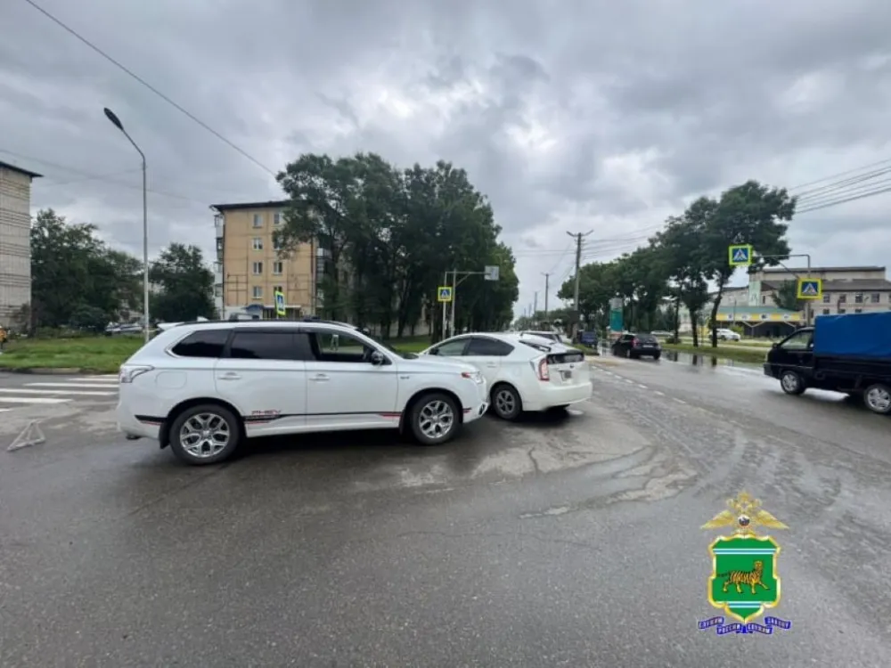 Не разъехались: автомобили столкнулись в Биробиджане