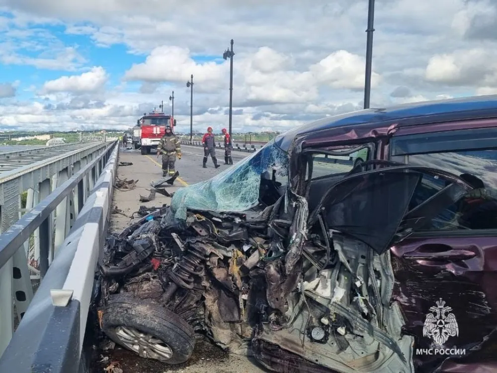 Два грузовика и одна легковушка столкнулись на мосту через реку Амур