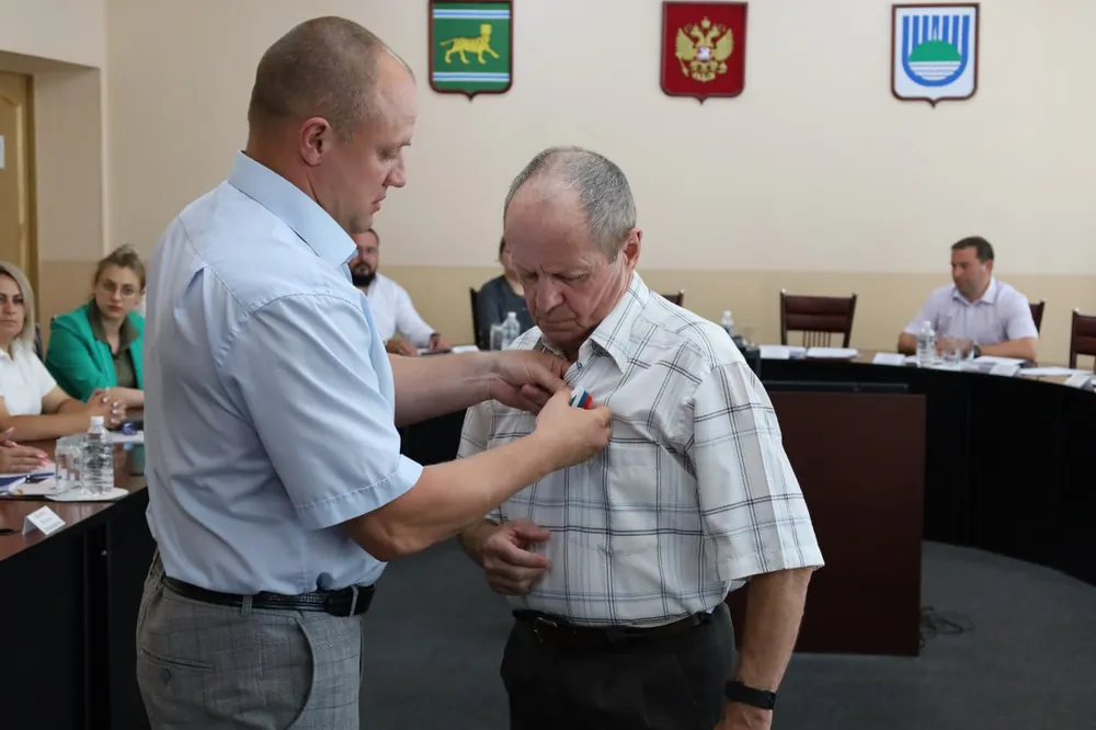 Медаль «Отец солдата» вручили на заседании городской Думы Биробиджана