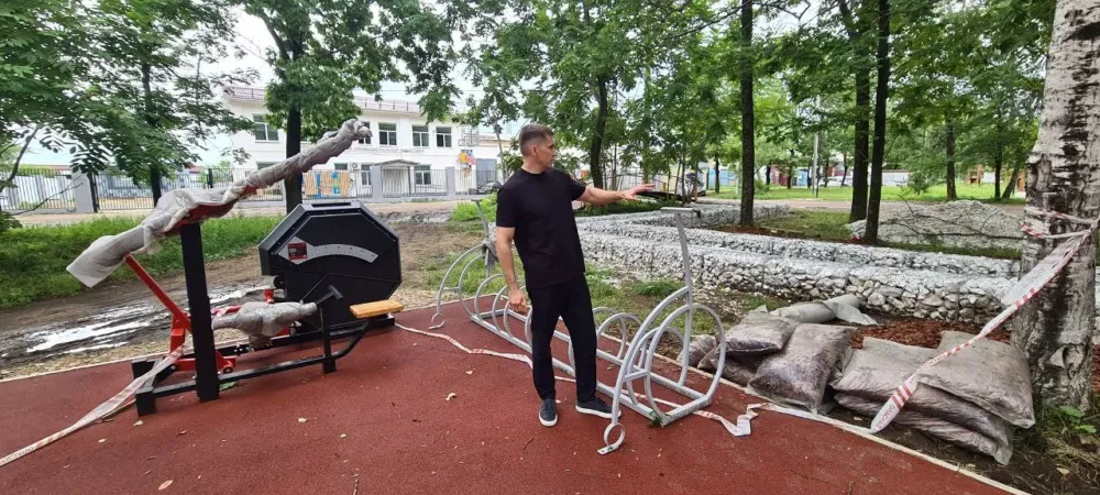 Новые спортивные тренажеры устанавливают в сквере на ДСМ в Биробиджане