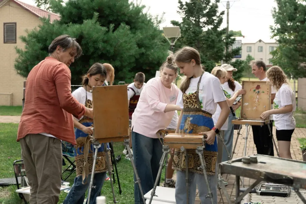 Юные художники ЕАО провели пленэр на природе