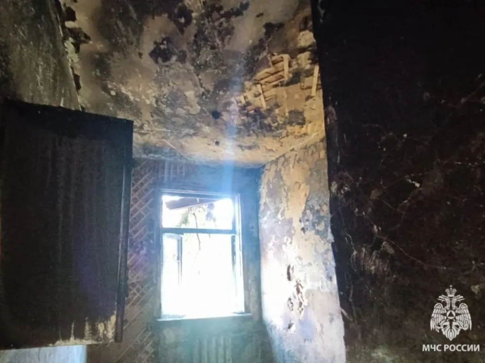 Пожарные Биробиджана спасли двоих жителей из охваченного огнем дома
