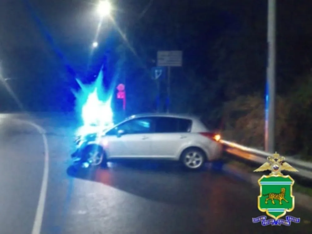 Не справился с управлением и помял ограждение водитель в Биробиджане