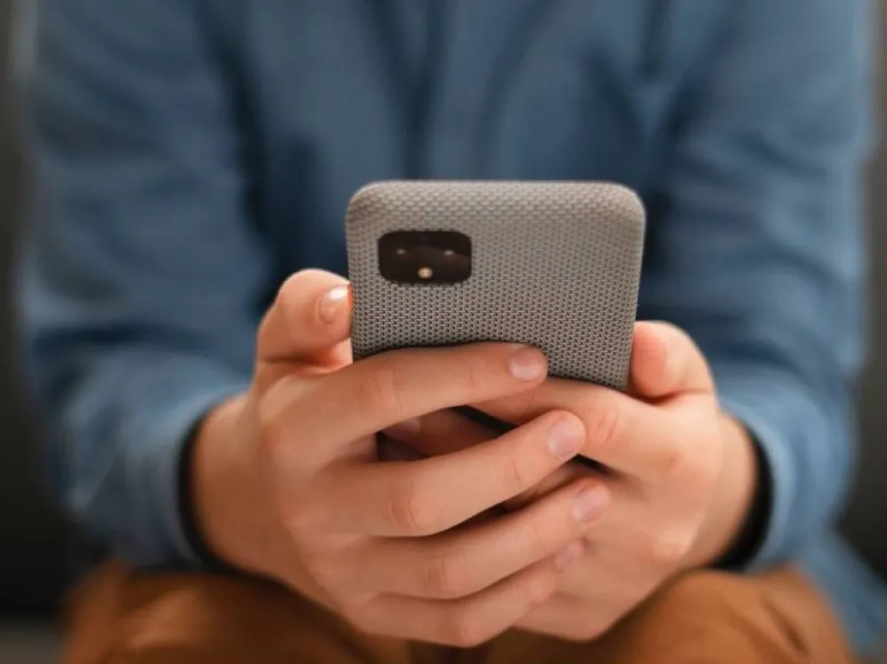 Прихватил телефон на память житель Биробиджана