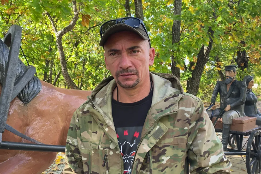 Скульптуру в честь первых переселенцев села Валдгейм установил ветеран СВО Виктор Каплун