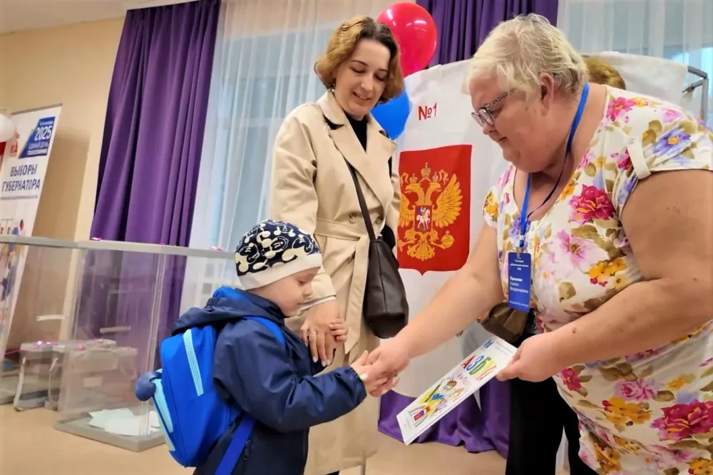 Голосовать на выборах губернатора жители области приходят семьями