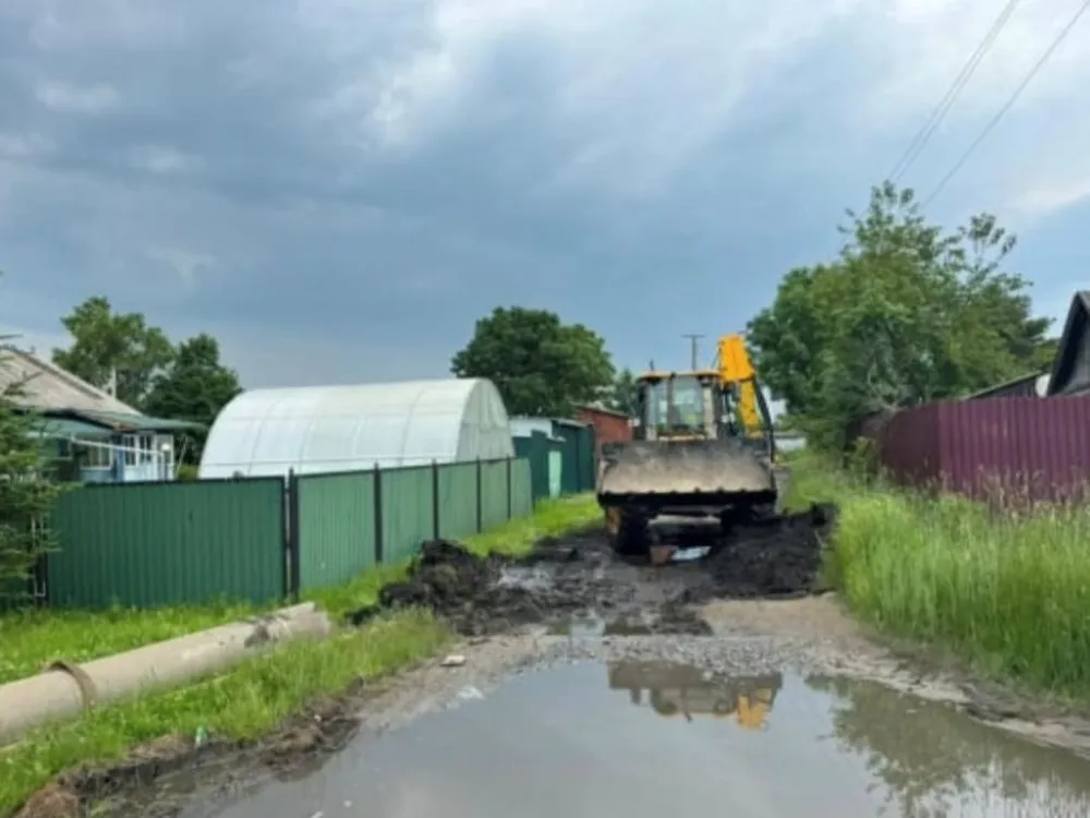 То яма, то канава на дороге в посёлке Смидович