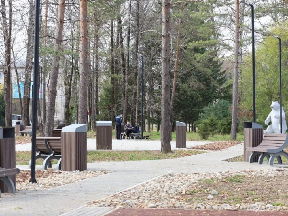 Вандалы сделали набег на сквер в Биробиджане