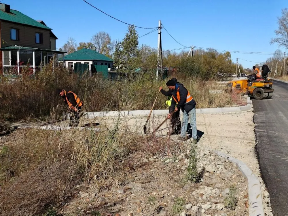 В Биробиджане укладывают асфальт на улице Индустриальной